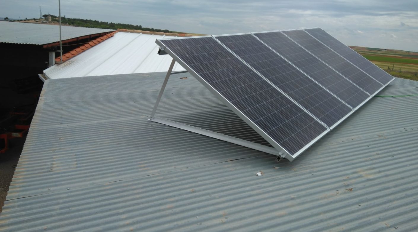 INSTALACIÓN SOLAR DE 1600 Wp EN LA ALBERCA DEL ZÁNCARA