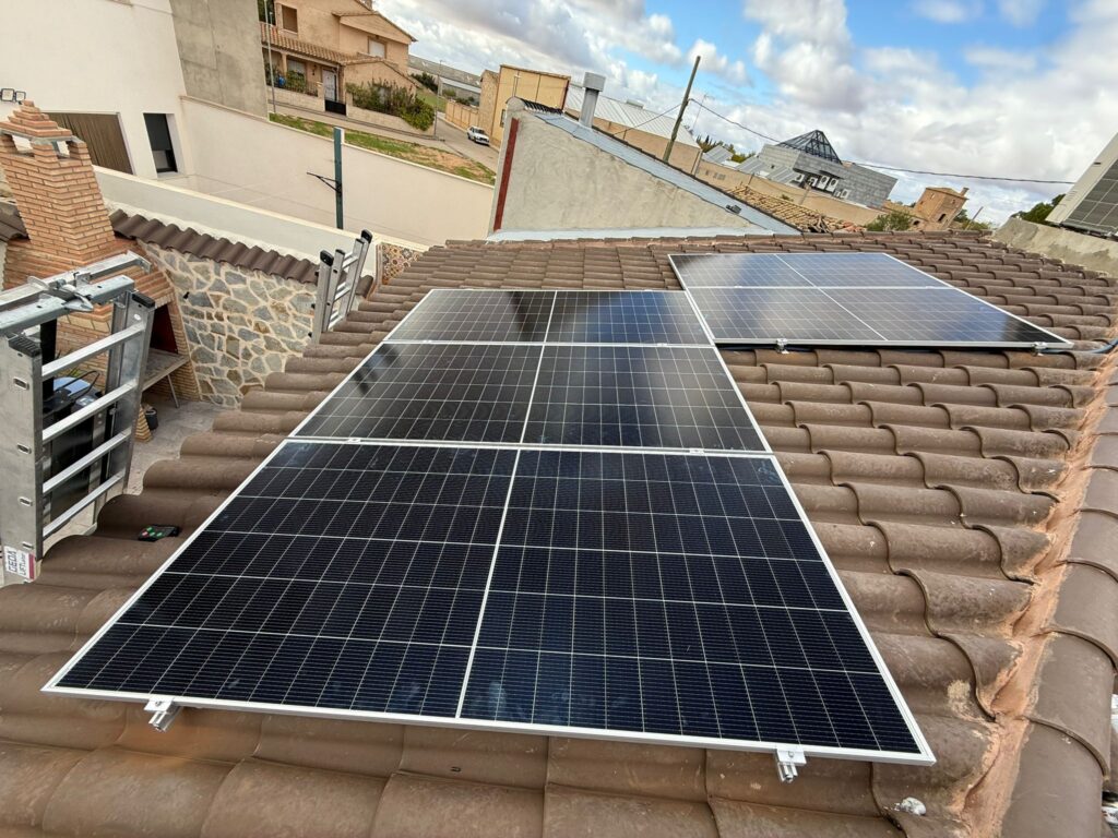 Instalamos placas solares en una vivienda de San Clemente