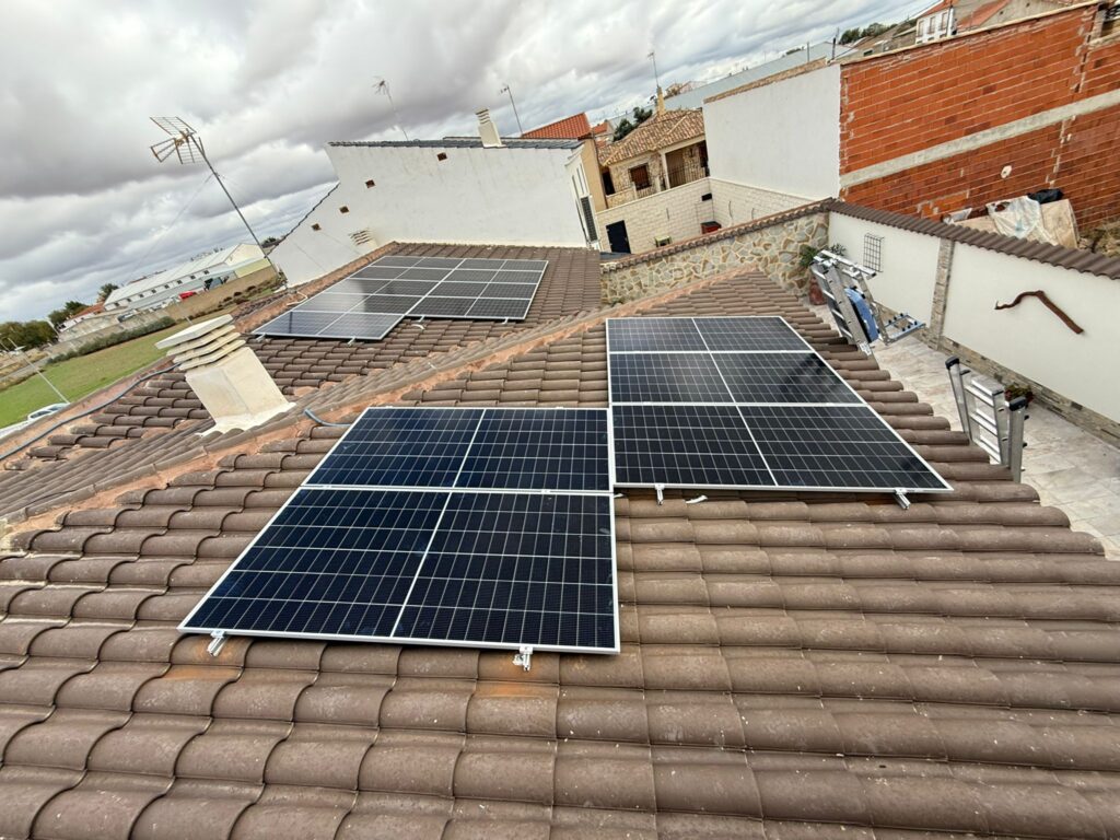 Instalación vista pájaro de unas placas solares en Cuenca