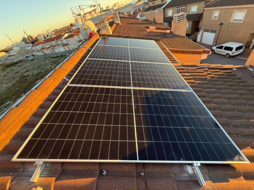 Realizamos la instalación de placas solares en La Roda