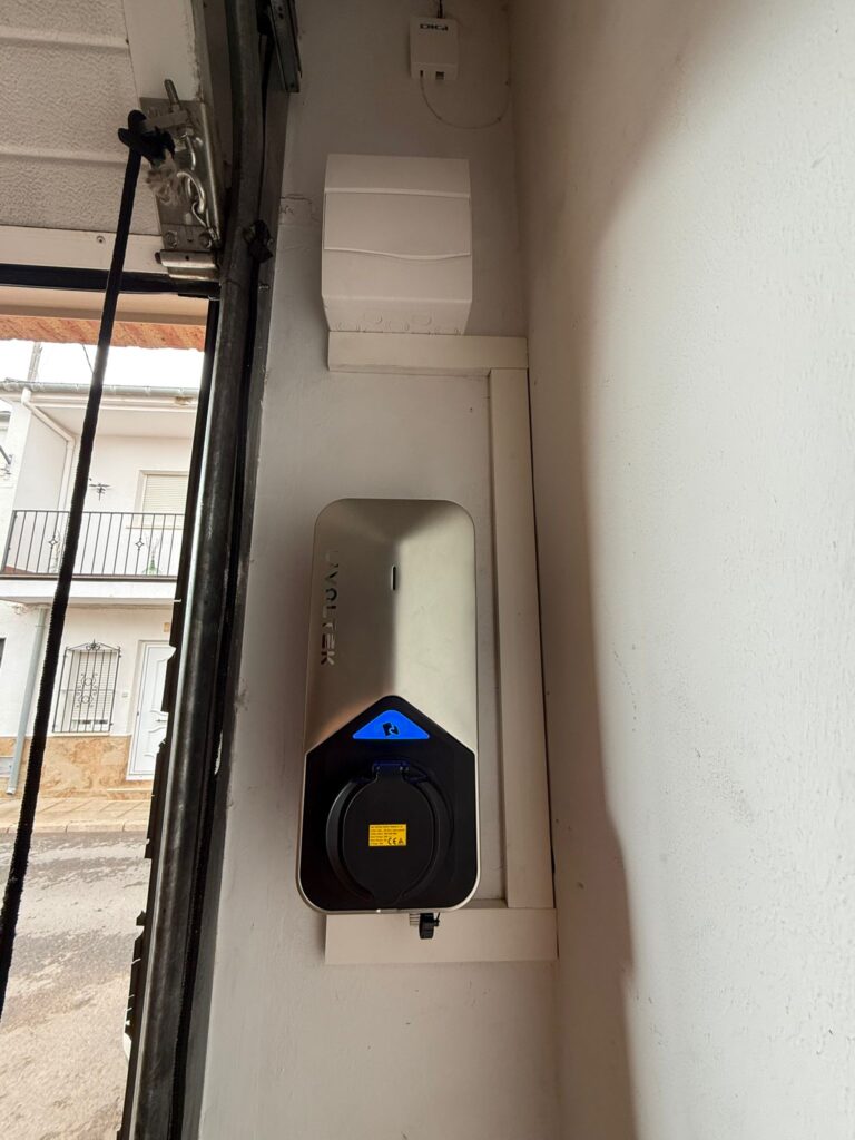 Instalación de cargador para vehículo eléctrico en vivienda particular en La Roda (Albacete)