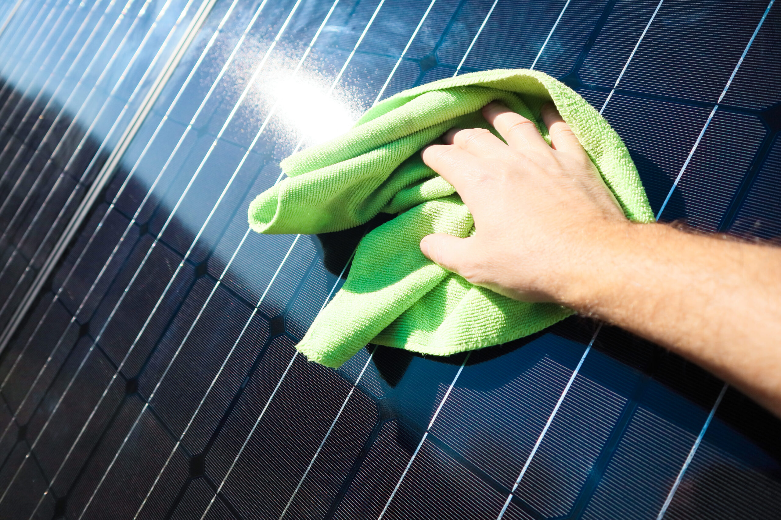 ¿Cómo se realiza la limpieza de paneles solares?