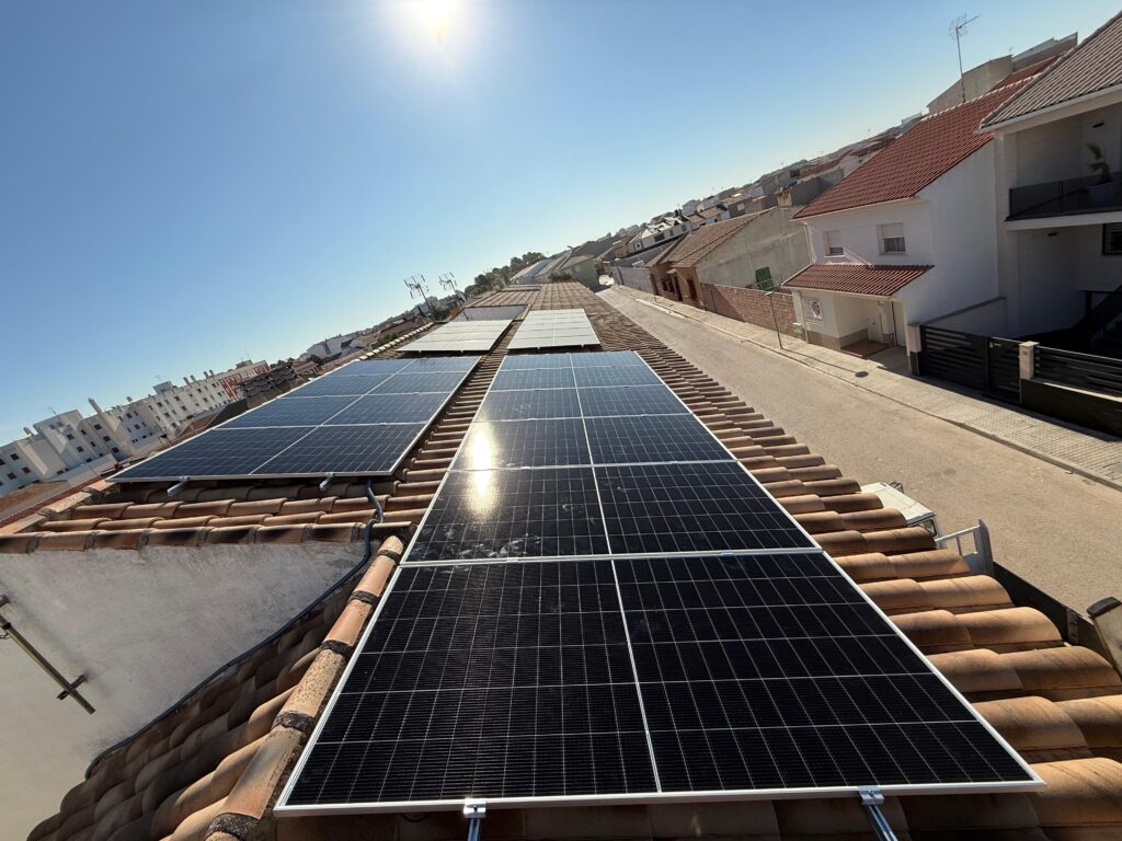 Foto de la estructura de la instalación de paneles solares en Socuéllamos