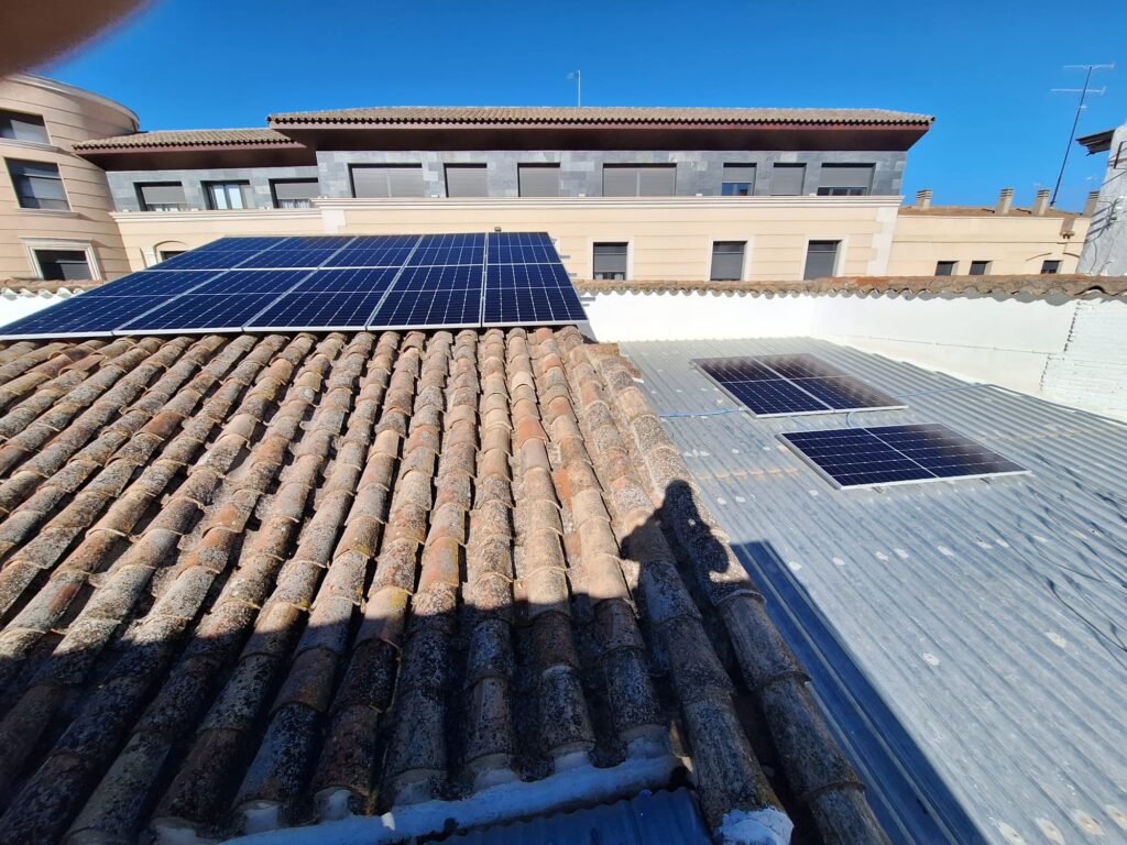 Paneles solares sobre cubierta inclinada orientada al sur y este