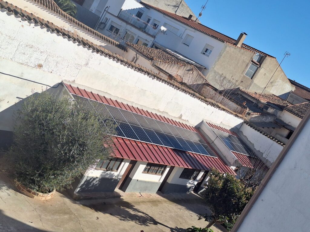 Fachada y tejado de la congregación de monjas clarisas en Villarrobledo