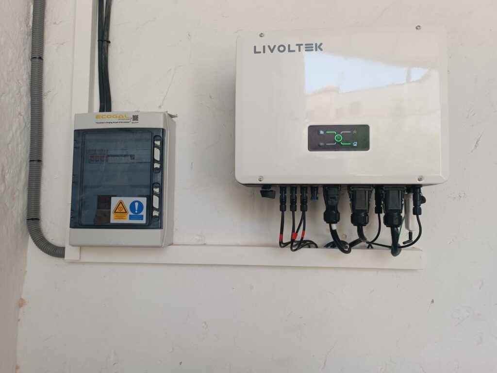 Inversor trifásico Livoltek instalado junto al sistema eléctrico de respaldo